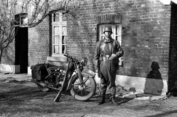 Soldat der Waffen-SS mit Motorrad vor seinem Quartier bei Alois Klein-Vorholt. Angehöriger einer aus Österreich stammenden SS-Einheit, die von Herbst 1939 bis Frühjahr 1940 in Raesfeld einquartiert war.