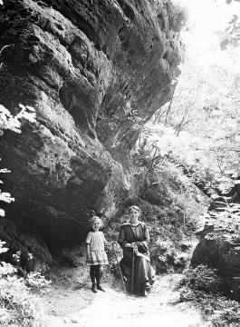 Emma Gärtner, Ehefrau des Fotografen, und Tochter Martha bei den Dörenther Klippen im Teutoburger Wald zwischen Ibbenbüren-Dörenthe und Tecklenburg. Undatiert, um 1920.