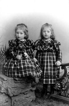 Zwillingsschwestern, Kinderporträt, Atelierfotografie um 1900