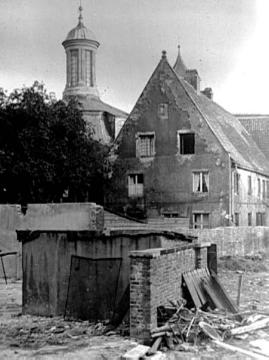 Ärmliches Wohngebäude in der Clemensstraße mit Blick auf die Laterne der Clemenkirche, Ansicht um
