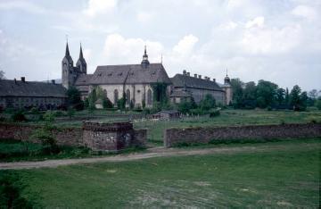 Kloster Corvey, ehem. Benediktinerabtei, um 1960: Blick von Südosten auf die St. Stephanus und Vitus-Kirche