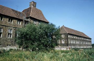Wasserschloss Haus Oberwerries: Hauptburg, 1667 von Ambrosius von Oelde erbaut, und Vorburg mit Marstall