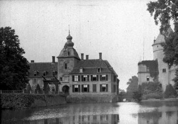 Schloss Anholt: Die Vorburg mit der hölzernen Zugbrücke, um 1940?