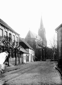 Alt-Marl mit Hochstraße und St. Georg-Kirche, um 1915? Vergleichsaufnahme von 2012 siehe Bild 11_3064.