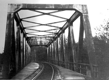 Eisenbahnbrücke der WLE (Westfälische Landes-Eisenbahn) über die Umgehungsstraße B 51 in Münster zwischen DEK-Brücke und 
Albersloher Weg; Aufnahmedatum unklar, vermutlich zwischen 1955 und 1960.