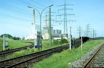 Atomkraftwerk der VEW (Vereinigte Elektrizitätswerke Westfalen), Gesamtansicht mit Schienentrasse
