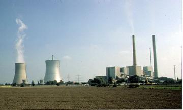 Atomkraftwerk der VEW (Vereinigte Elektrizitätswerke Westfalen), Gesamtansicht mit Kühltürmen