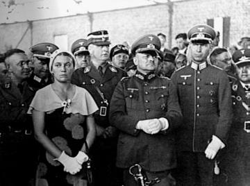Flugtag 1934 in Münster: Generalleutnant Flek (Bildmitte) und Gauleiter Dr. Meyer (ganz links) mit Wehrmachtsoffizieren und Funktionären der NSDAP
