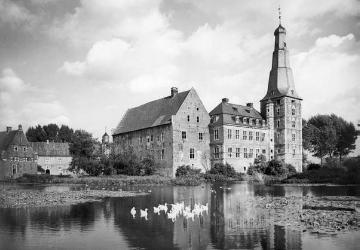 Blick über die Gräfte auf Schloss Raesfeld, um 1930?