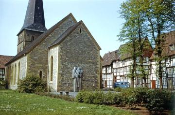 Altstadtviertel mit ev. Pfarrkirche (Apostelkirche?)