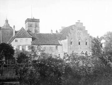Schloss Steinfurt: Blick auf den quadratischen Wohnturm und die Kapelle (rechts), um 1930?