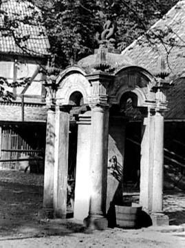Schloss Steinfurt: Brunnen im Unterhof, um 1930?
