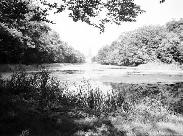 Blick über einen Teich auf Schloss Raesfeld, um 1940?