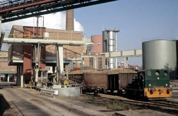 Zuckerrübenfabrik Lage: Beladene Güterwaggons auf dem Werksbahnhof