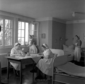 Landesfrauenklinik Bochum, 1957: Schwestern bei der Bearbeitung von Patientenakten.