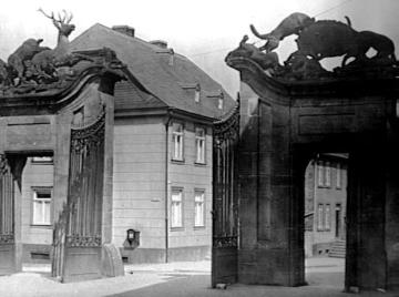 Blick auf das figurengeschmückte Hirschberger Tor nahe der Propsteikirche
