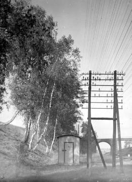 Telegrafenleitung bei Warburg neben der Bahnlinie nach Altenbeken, Gemarkung "Hohe Wanne". Undatiert, um 1940?