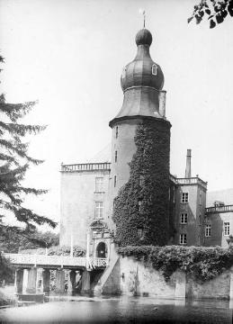 Schloss Gemen: Blick über die Gräfte auf den Bergfried (Ballturm)