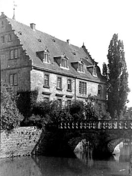 Schloss Borlinghausen, Westansicht mit Gräftenbrücke