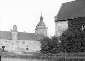 Schloss Raesfeld: Blick auf die Vorburg mit dem "Sterndeuterturm" (rechts), um 1930?