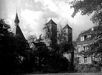 Ehem. Stift Freckenhorst (860-1811): Partie des Abteigebäudes mit Chortürmen der Stiftskirche St. Bonifatius, um 1930?
