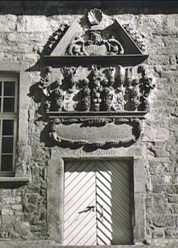 Schloss Brake, Hofseite: Wappenrelief am Portal des Ostflügels
