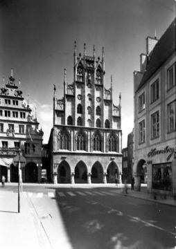 Blick auf den Michaelisplatz, auf das Stadtweinhaus und das Rathaus