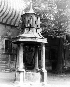 Brunnen mit Taubenschlag von 1667 auf dem Falkenhof, "Villa Reni", Keimzelle der Stadt Rheine - Aufnahme um 1930?