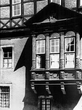 Fenstererker mit schmuckvoller Holzschnitzerei am Westgiebel des Rathauses (Weserrenaissance, um 1610)