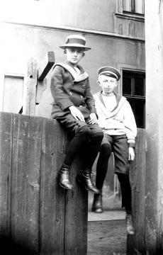 Zwei Jungen im Sonntagsanzug, um 1910