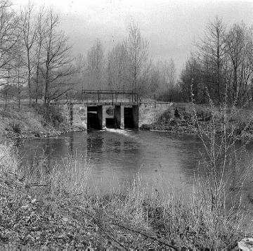 Boker Kanal mit Stauwehr bei Sudhagen, 32 km langer Bewässerungskanal zwischen Paderborn-Neuhaus und Lippstadt, in Funktion 1853 bis 1970er Jahre