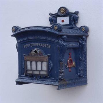 Nostalgischer Briefkasten am Rathaus Anholt