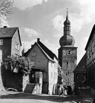 Oberstadt, Straßenansicht mit kath. Stadtkapelle St. Georg, Hallenkirche, eingeweiht 1323