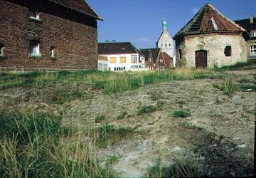 Brunnenhaus am Quellenplatz mit Tuffsteinbildung