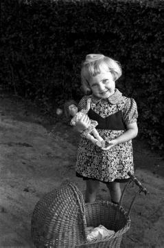 Familie des Friseurs Brömmel, Magda Brömmel mit einer Puppe