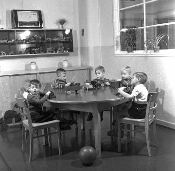 Spielstunde im St. Johannes-Stift Marsberg, Westfälische Klinik für Kinder- und Jugendpsychiatrie, 1955.