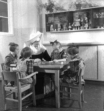 Spielstunde im St. Johannes-Stift Marsberg, Westfälische Klinik für Kinder- und Jugendpsychiatrie, 1955.