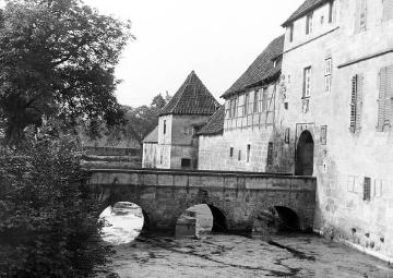 Haus Havixbeck, Vorburg mit Gräftenbrücke, um 1930?