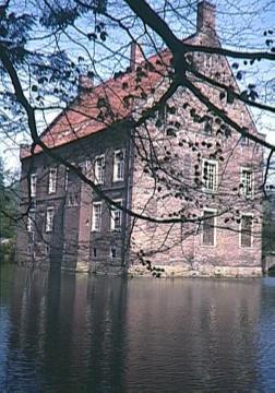 Haus Welbergen: Hauptburg mit Herrenhaus von 1560- 1570 und Gräfte von Südwesten