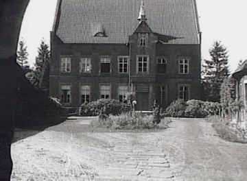 Haus Welbergen: Eingangsfront des Herrenhauses von 1560-1570 mit Blick über den Innenhof
