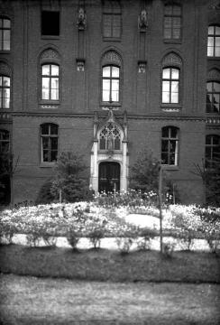 Antoniuskloster Lüdinghausen (Franziskanerinnen), zum Aufnahmezeitpunkt auch Höhere Töchterschule (ab 1896), Haushaltungsschule, Industrieschule für Fabrikarbeiterinnen und 1898-1926 Lehrerinnenfortbildungsanstalt