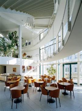 Universität Witten/Herdecke, Cafeteria im Foyer - Privatuniversität, gegründet 1983 (Alfred-Herrhausen-Straße 50)