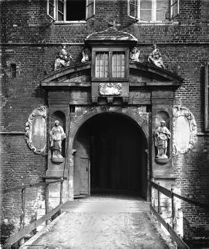 Schloss Herten, Eingangsportal, ehemals Sitz der Grafen von Nesselrode-Reichenstein, unbewohnt ab 1920, Aufnahme um 1920? Vergleichsaufnahme von 2012 siehe Bild 11_3059