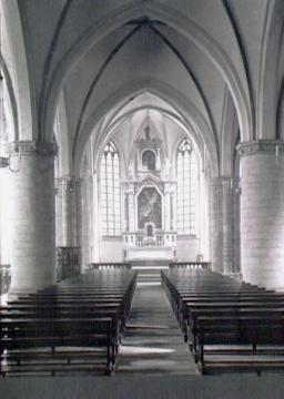 Blick durch den Mittelgang der St. Petrus-Kirche