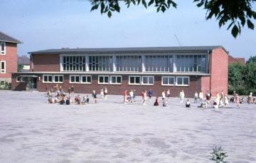 Marienschule: Turnhalle am belebten Schulhof