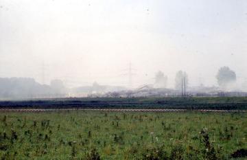 Trümmerhalde des Trockenkühlturms des THTR-300 (Thorium-Hoch-Temperatur-Reaktor) im Kraftwerkskomplex der VEW (Vereinigte Elektrizitätswerke Westfalen)