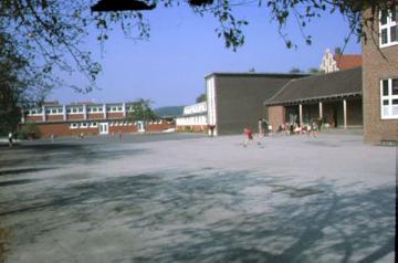 Nikolaischule, Schulhof und Erweiterungsbau