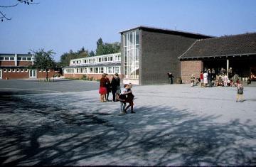 Nikolaischule, Erweiterungsbau: Eingangsbereich mit Treppenhaus am belebten Schulhof
