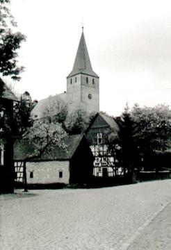 Blick auf den Turm der ev. Pfarrkirche in Obernetphen, ehemals St. Martin