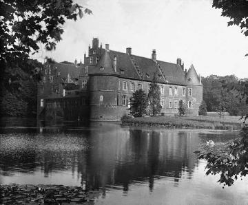 Schloss Herten, Sitz der Grafen von Nesselrode-Reichenstein, unbewohnt ab 1920, Aufnahme um 1920? Vergleichsaufnahme von 2012 siehe Bild 11_3057.